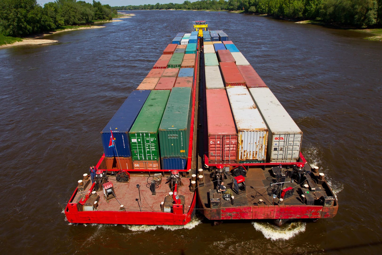 Container werden mit einem Schubverband auf der Elbe transportiert: Decksmann stürzt in Elbe und gilt als vermisst.