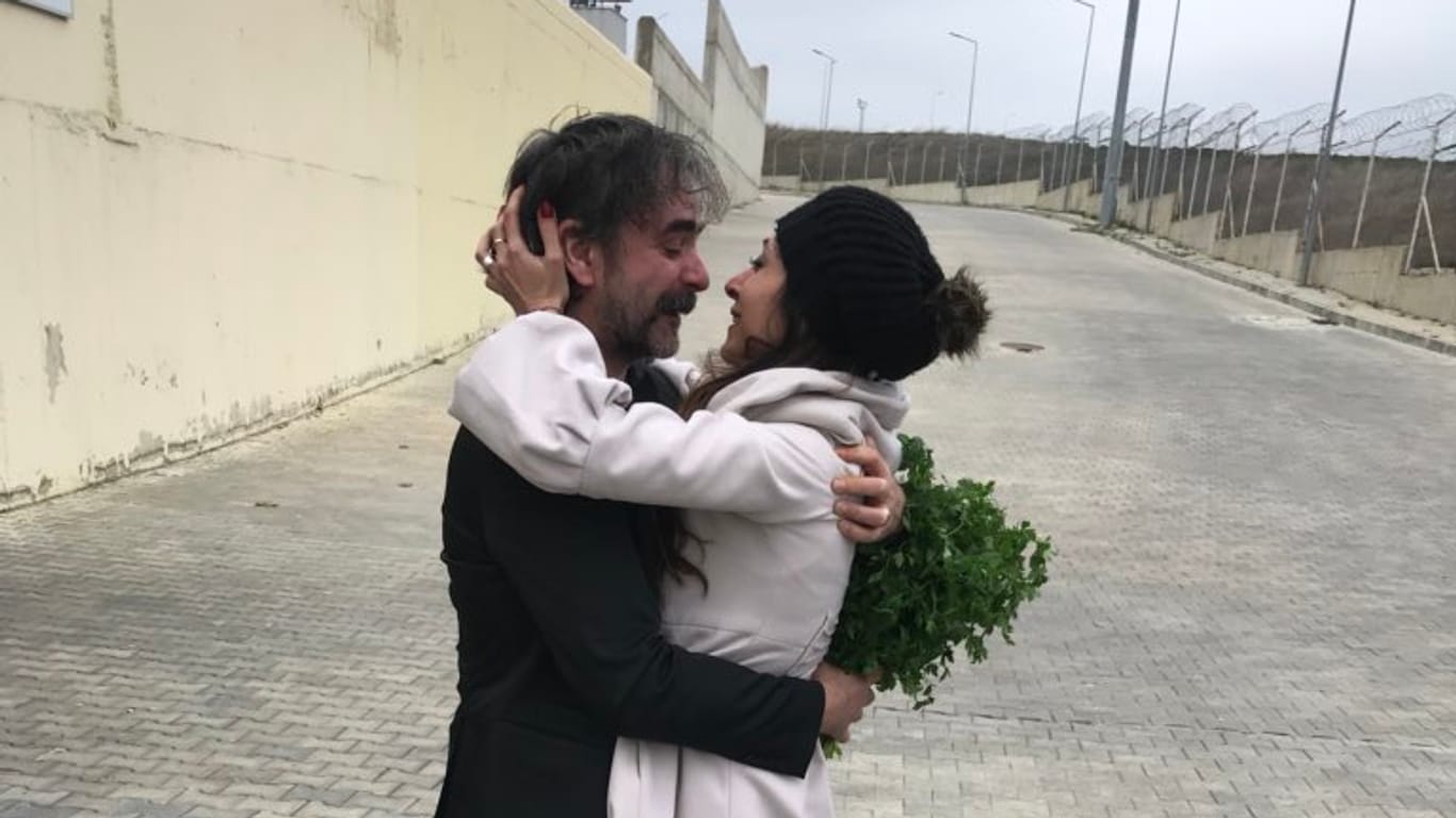 Das erste Bild in Freiheit: Deniz Yücel und seine Frau Dilek Mayatürk umarmen sich vor dem Silivri-Gefängnis.