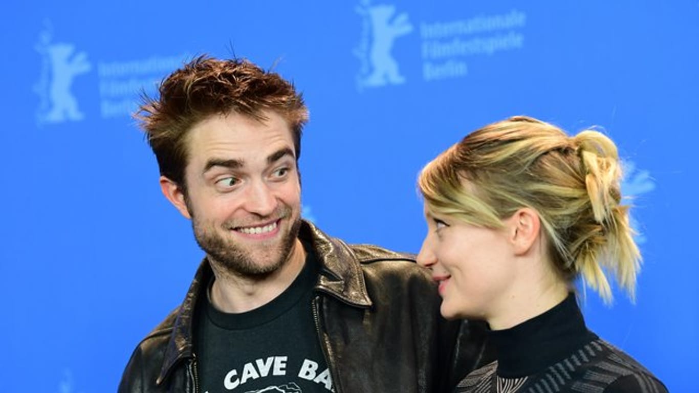 Der britische Schauspieler Robert Pattinson und die australische Schauspielerin Mia Wasikowska stellen "Damsel" auf der Berlinale vor.