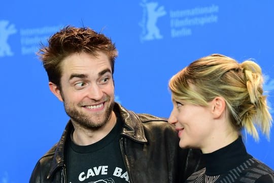 Der britische Schauspieler Robert Pattinson und die australische Schauspielerin Mia Wasikowska stellen "Damsel" auf der Berlinale vor.