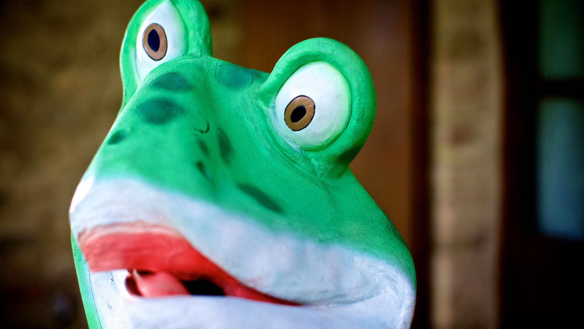 Froschmaske: Man überfällt Tankstelle mit Froschmaske. Froschmaske: Man überfällt Tankstelle mit Froschmaske.