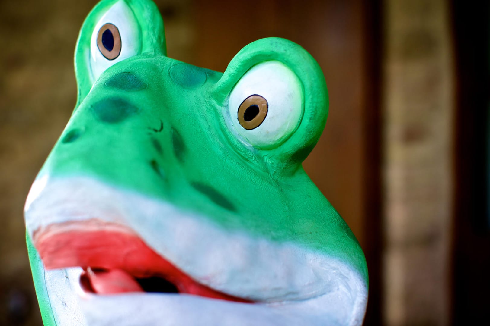 Froschmaske: Man überfällt Tankstelle mit Froschmaske.
