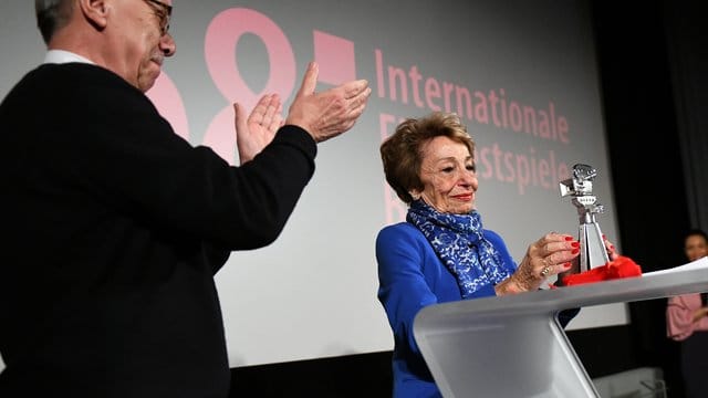 Der Berlinale-Chef Dieter Kosslick zeichnet die langjährige Filmmarkt-Chefin Beki Probst mit einer Berlinale-Kamera aus.