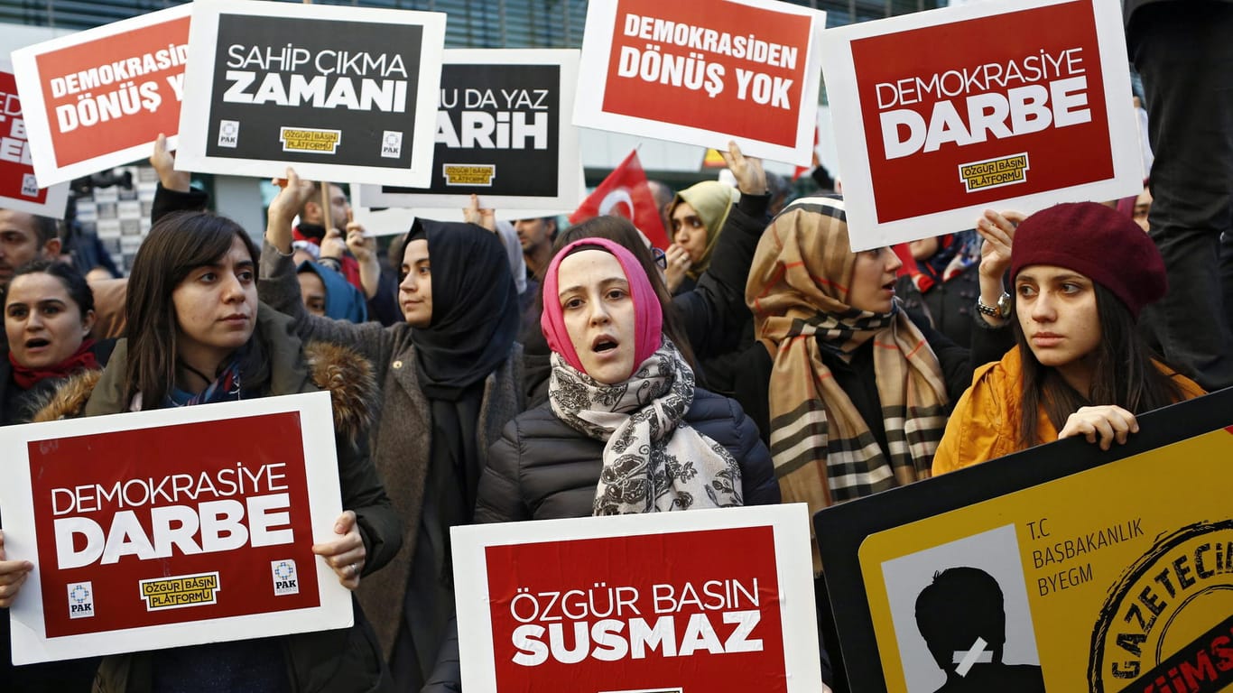 Unterstützer des Predigers Fethullah Gülen protestieren gegen die Übernahme der Gülen-nahen Zeitung "Zaman" durch die Regierung. Aufnahme von März 2016 in Istanbul.
