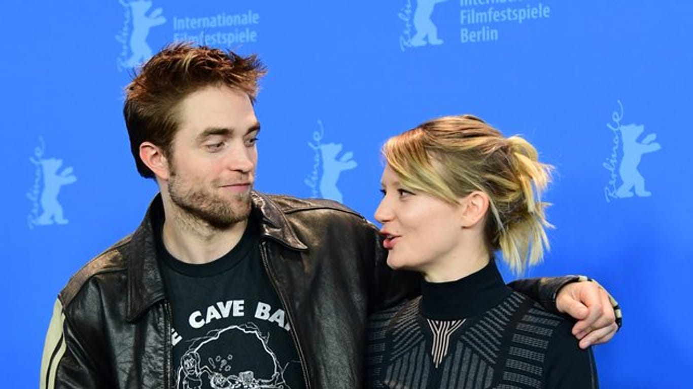 Der britische Schauspieler Robert Pattinson und die australische Schauspielerin Mia Wasikowska sind mit ihrem Film im Wettbewerb der Berlinale.
