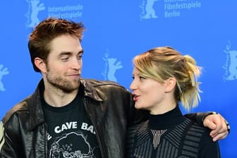 Der britische Schauspieler Robert Pattinson und die australische Schauspielerin Mia Wasikowska sind mit ihrem Film im Wettbewerb der Berlinale.