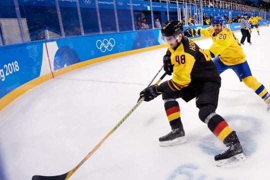 Frank Hördler (v) nimmt den Puck vor Schwedens Joel Lundqvist an.
