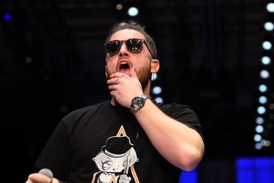 Der Rapper Bausa ist mit "Was du Liebe nennst" an der Spitze.