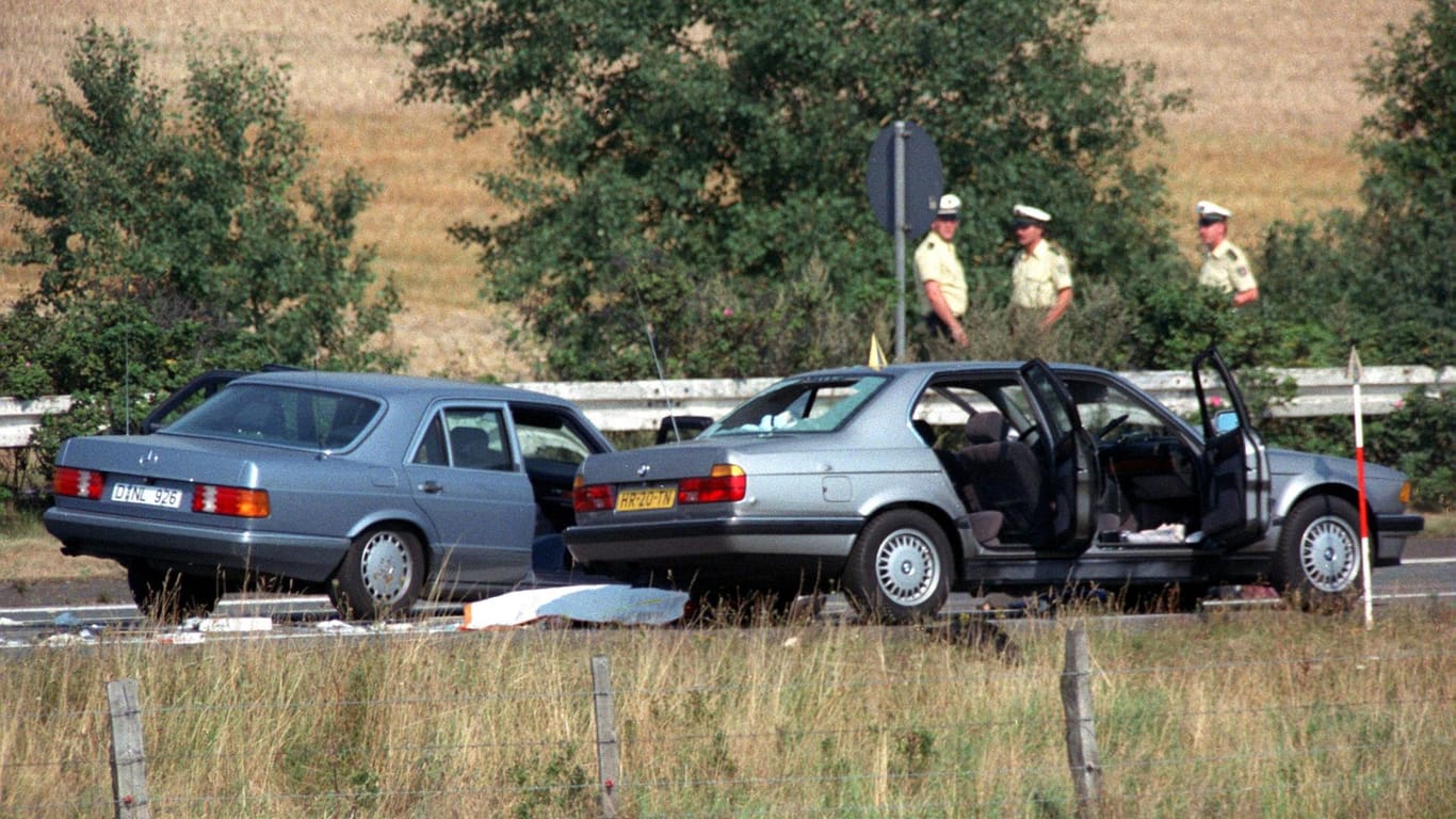 Der Fluchtwagen der Geiselnehmer (rechts), der von dem Mercedes der Polizei (links) auf der Autobahn A3 bei Bad Honnef gestoppt wurde. Die Geisel Silke Bischoff starb hier durch eine Kugel aus der Waffe des Geiselnehmers Hans-Jürgen Rösner.