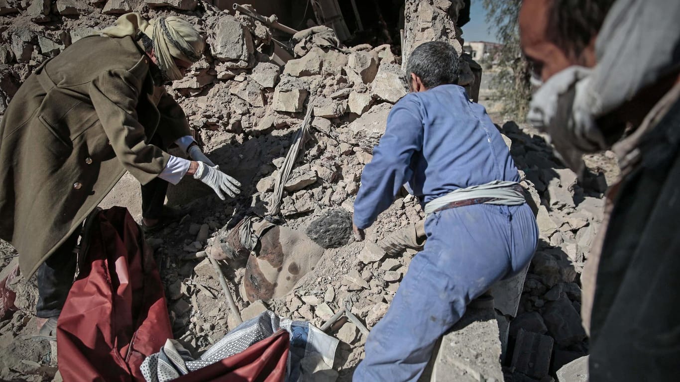 Menschen bergen in Sanaa (Jemen) die Leiche eines Mannes, der bei einem Luftangriff getötet wurde: Auch der Jemen-Krieg wird Thema sein.