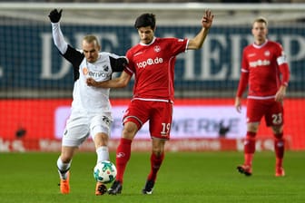 2. Bundesliga: SV Sandhausens Korbinian Vollmann (l) und FC Kaiserslauterns Marcel Correia kämpfen um den Ball.