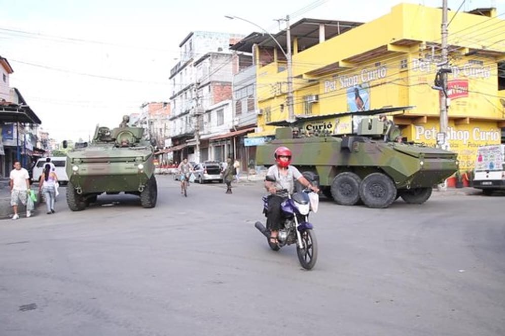 Panzerfahrzeuge in Rio de Janeiro: Ein Dekret sieht eine Intervention der brasilianischen Armee in Rio de Janeiro vor.