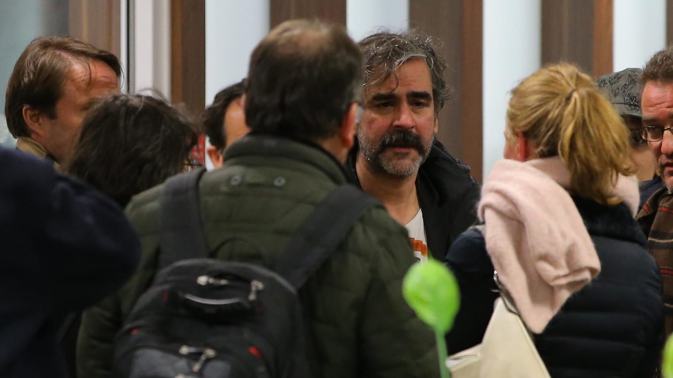 Deniz Yücel am Flughafen in Istanbul: Der Journalist war am Freitag nach einem Jahr Untersuchungshaft entlassen worden.