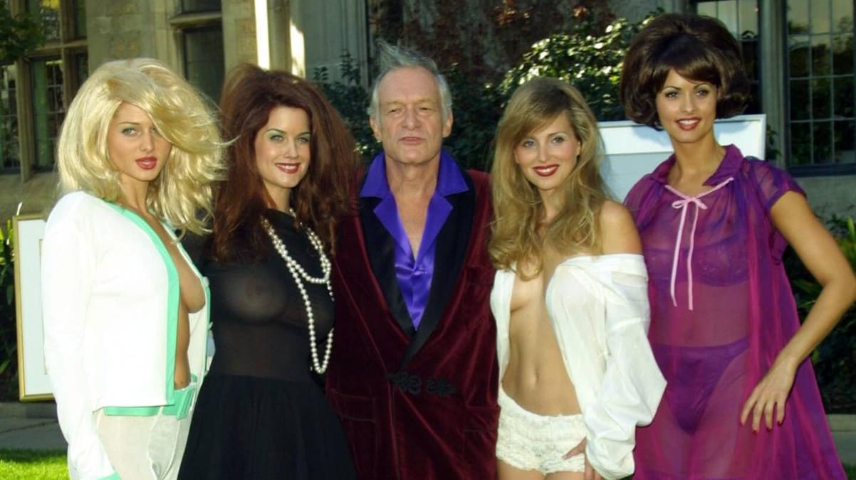 Das Model Karen McDougal (r.) im Jahr 2000 neben dem mittlerweile verstorbenen Playboy-Gründer Hugh Hefner und weiteren Playmates.