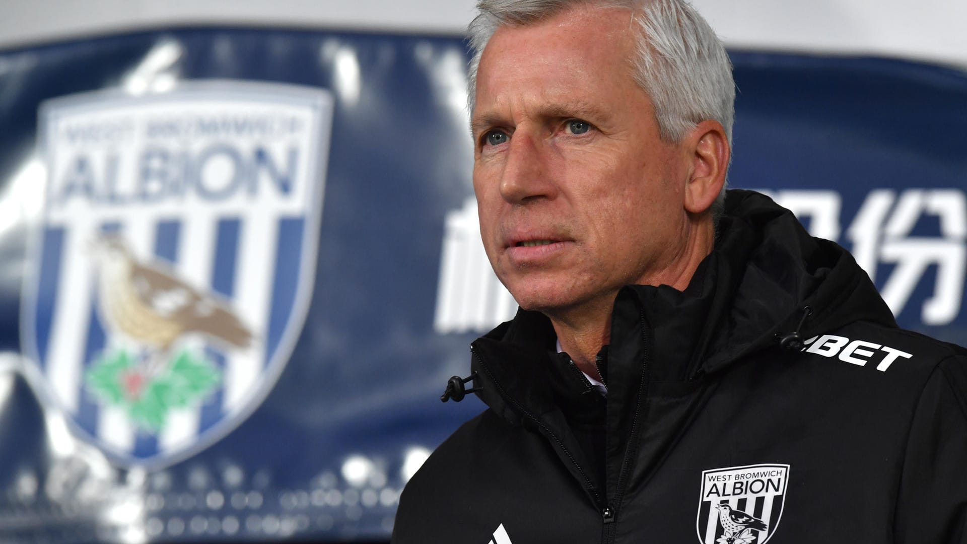 West Bromwich Albion Trainer Alan Pardew: Einige Spieler seines Vereins sollen sich im Trainingslager unangemessen verhalten haben. West Bromwich Albion Trainer Alan Pardew: Einige Spieler seines Vereins sollen sich im Trainingslager unangemessen verhalten haben.