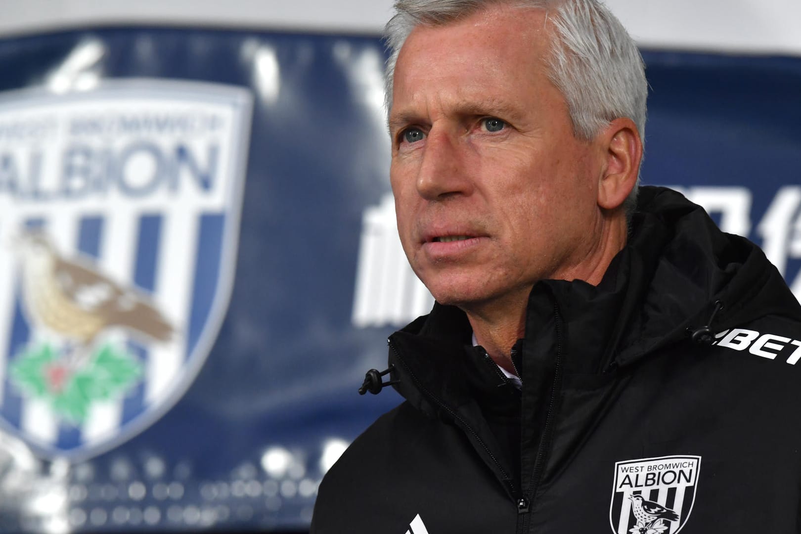 West Bromwich Albion Trainer Alan Pardew: Einige Spieler seines Vereins sollen sich im Trainingslager unangemessen verhalten haben.