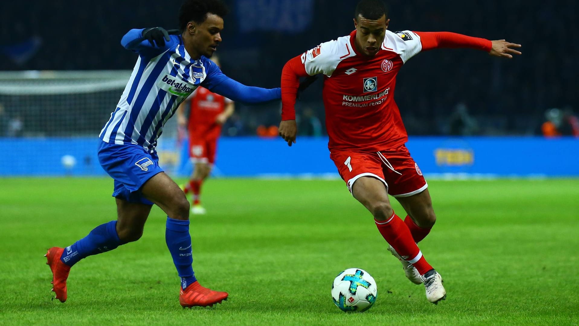 Starker Auftritt: Der Mainzer Robin Quaison (r., hier im Zweikampf mit Herthas Valentino Lazaro) traf in Berlin doppelt. Starker Auftritt: Der Mainzer Robin Quaison (r., hier im Zweikampf mit Herthas Valentino Lazaro) traf in Berlin doppelt.