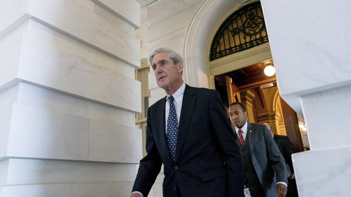 US-Sonderermittler Robert Mueller verlässt in Washington eine Sitzung des Senatsausschusses.