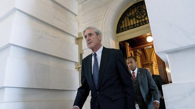 US-Sonderermittler Robert Mueller verlässt in Washington eine Sitzung des Senatsausschusses.