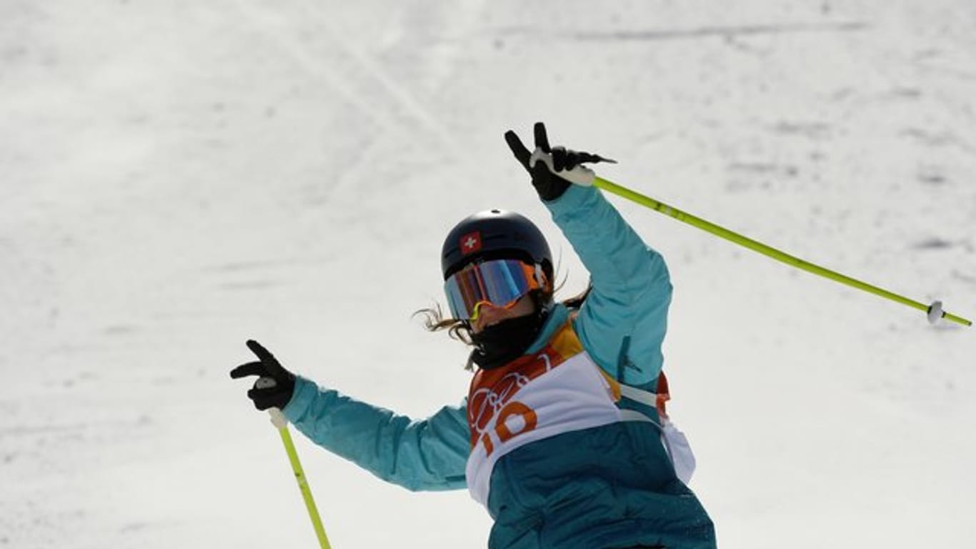Die Schweizer Ski-Freestylerin Sarah Höfflin jubelt über Gold im Slopstyle.