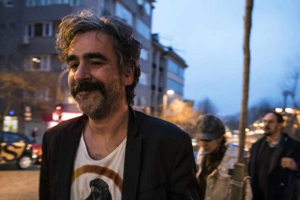 Der deutsch-türkische Journalist Deniz Yücel nach seiner Freilassung aus dem Gefängnis.