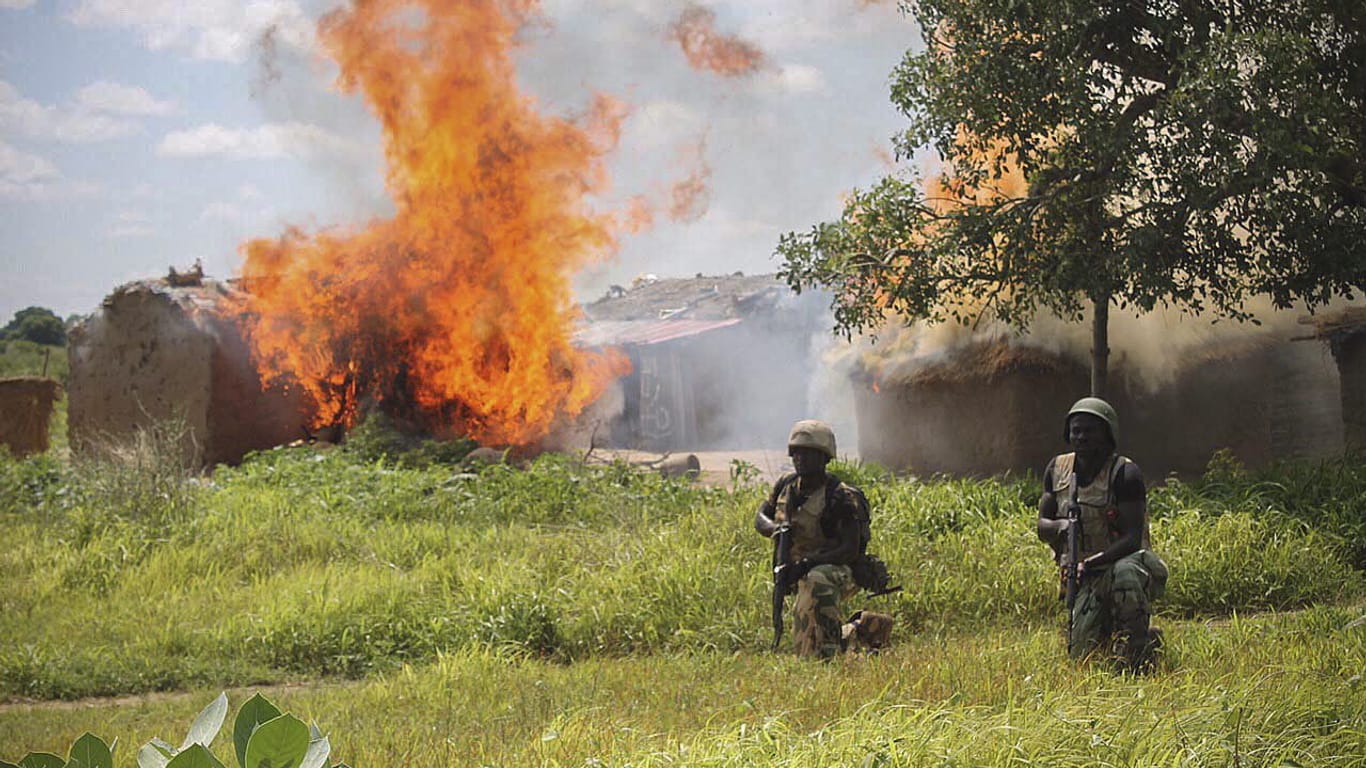 Nigerianische Soldaten kämpfen gegen Boko Haram: Noch ist nicht klar, ob die drei Anschläge auf das Konto der Terrorgruppe gehen.