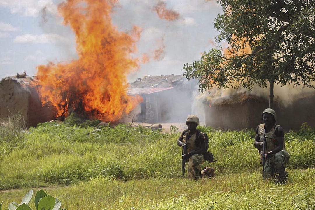 Nigerianische Soldaten kämpfen gegen Boko Haram: Noch ist nicht klar, ob die drei Anschläge auf das Konto der Terrorgruppe gehen.