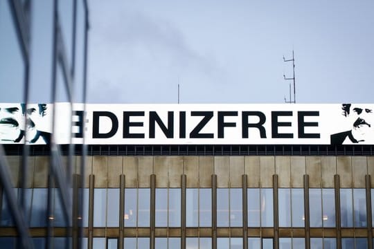 Der Schriftzug "Denizfree" auf der Leuchttafel des Axel-Springer-Hauses in Berlin.
