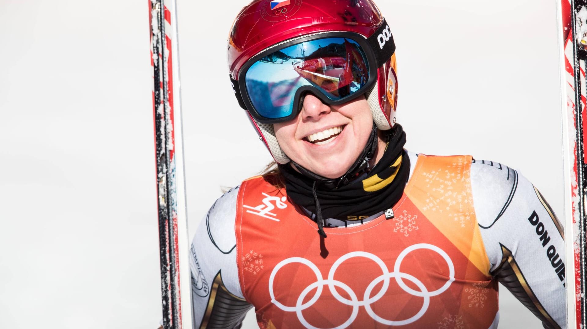 Eine strahlende Ester Ledecka: Nach ihrem Sensations-Sieg im Super-G wollte die Tschechin ihre Skibrille auf der Pressekonferenz nicht absetzen.