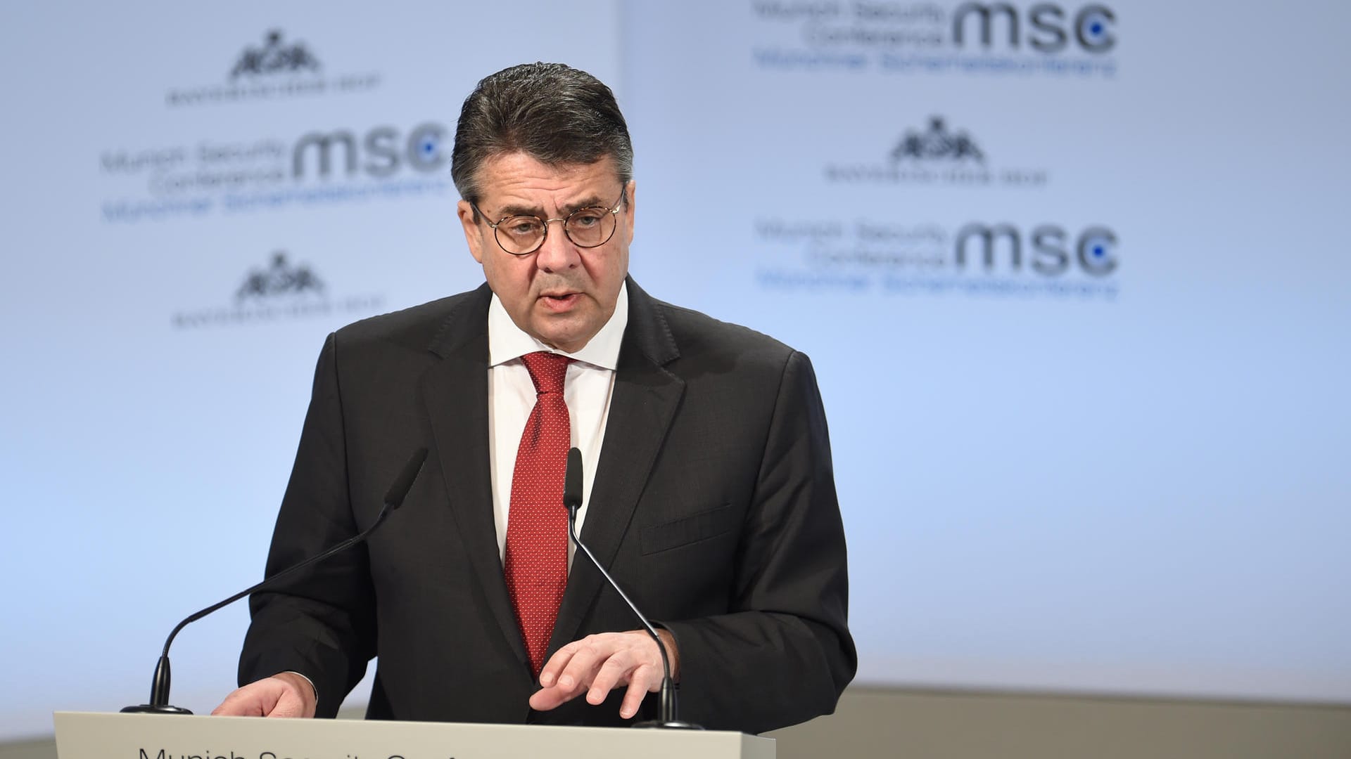 Sigmar Gabriel bei der Sicherheitskonferenz: Von seinem Amtskollegen aus Serbien musste der Außenminister deutliche Worte einstecken.