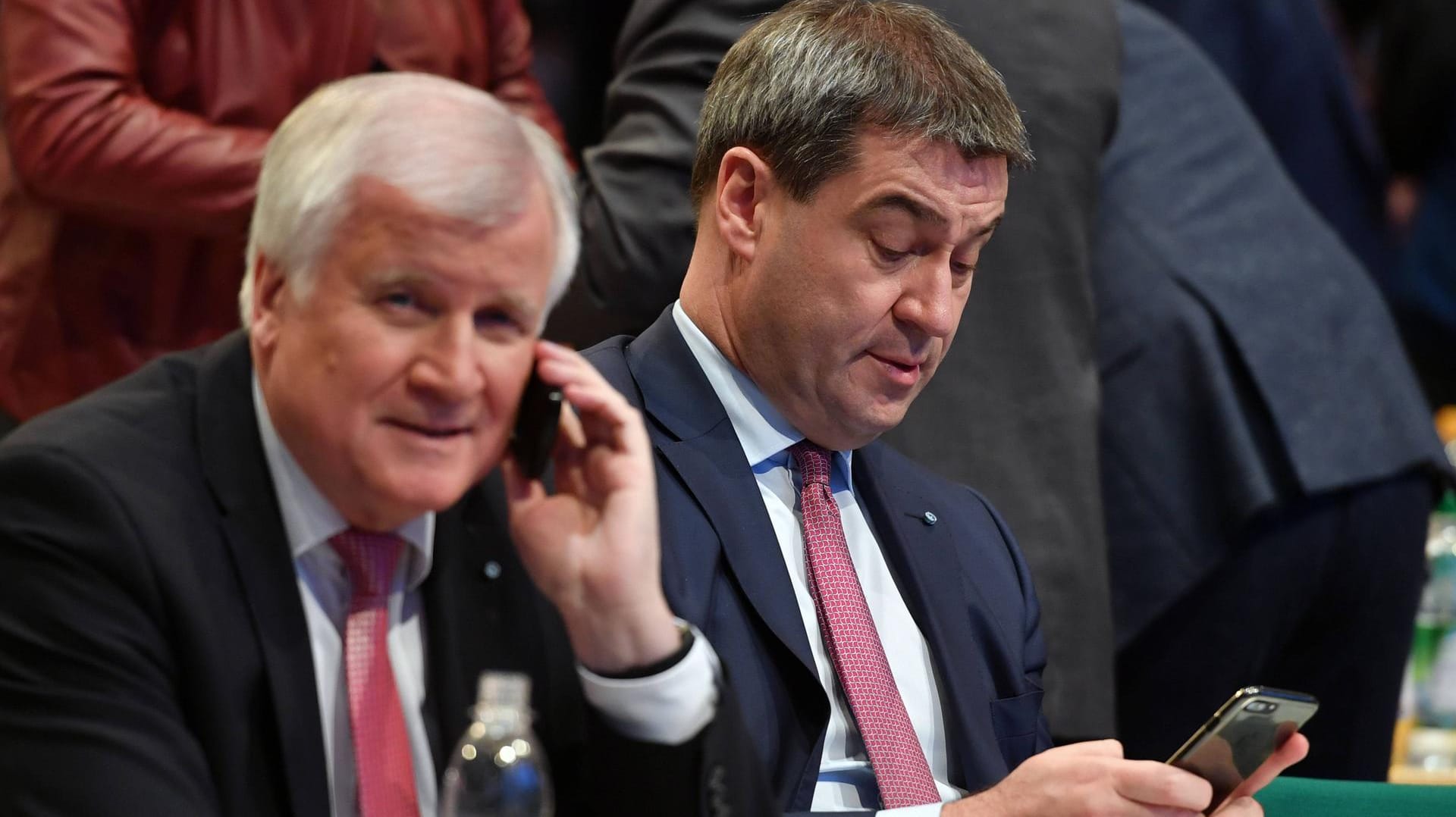 Seehofers Horst und Söders Markus: Siri hat Probleme mit Dialekten - nicht nur mit bayerischen. Seehofers Horst und Söders Markus: Siri hat Probleme mit Dialekten - nicht nur mit bayerischen.