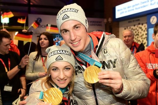 Die Olympiasieger Aljona Savchenko und Bruno Massot.