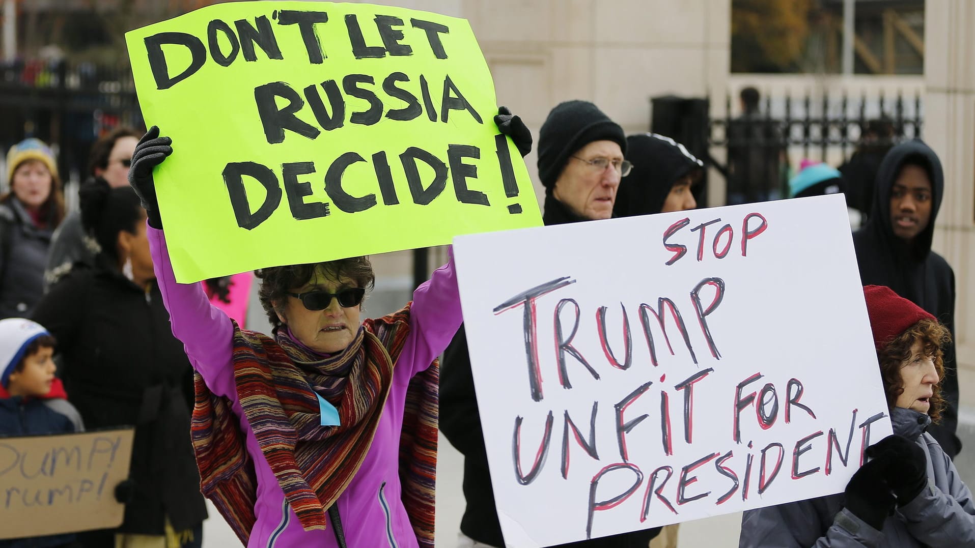 Demonstranten nach der Wahl von Donald Trump: Russische Politiker bezeichnen die Vorwürfe, man habe die Wahl manipuliert, als lächerlich. Demonstranten nach der Wahl von Donald Trump: Russische Politiker bezeichnen die Vorwürfe, man habe die Wahl manipuliert, als lächerlich.