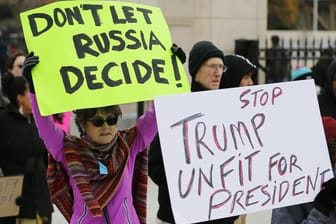 Demonstranten nach der Wahl von Donald Trump: Russische Politiker bezeichnen die Vorwürfe, man habe die Wahl manipuliert, als lächerlich.