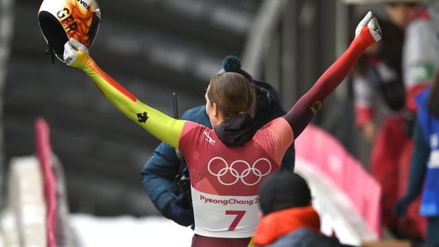 Jacqueline Lölling freut sich im Ziel über Silber.