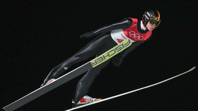 Andreas Wellinger liegt nach dem ersten Durchgang auf Platz drei.