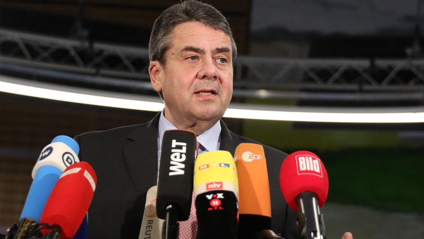 Außenminister Sigmar Gabriel: Deniz Yücel ist zurück in Deutschland – und macht damit auch eine "lahme Ente" wieder flott.
