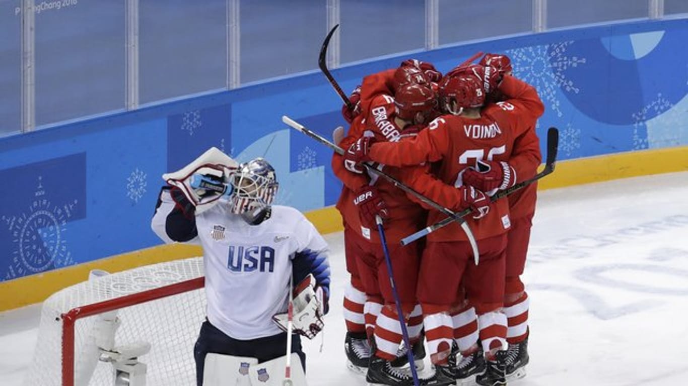 Die Mannschaft der "Olympischen Athleten aus Russland" bejubelt ihren 4:0-Sieg gegen die USA.