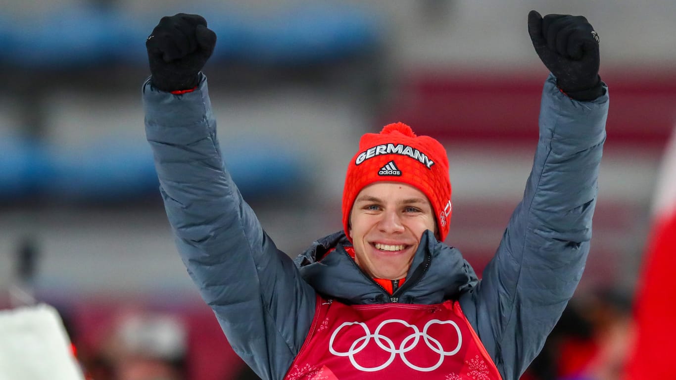 Andreas Wellinger jubelt: Der deutsche Skispringer konnte bereits eine Gold- und eine Silbermedaille gewinnen.
