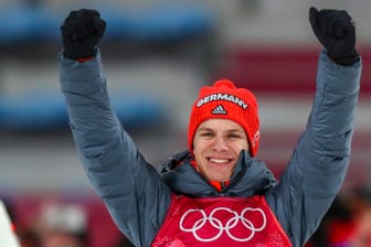 Andreas Wellinger jubelt: Der deutsche Skispringer konnte bereits eine Gold- und eine Silbermedaille gewinnen.