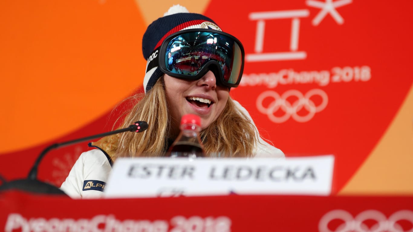 Super-G-Siegerin Ester Ledecka sitzt mit dicker Ski-Brille auf der Pressekonferenz: "Ich war nicht darauf vorbereitet so wie die anderen Mädels. Ich trage kein Makeup."