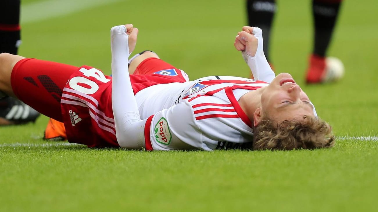 Jann-Fiete Arp: Dem Sturm-Talent droht mit dem HSV der erste Abstieg der Klub-Geschichte. Jann-Fiete Arp: Dem Sturm-Talent droht mit dem HSV der erste Abstieg der Klub-Geschichte.