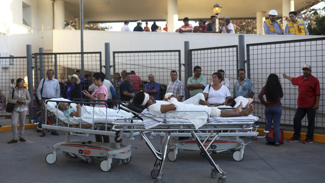 Patienten nach der Evakuierung eines Krankenhauses in Mexiko: Das Erdbeben selbst verursachte nur wenig Schäden – doch danach stürzte ein Hubschrauber ab.