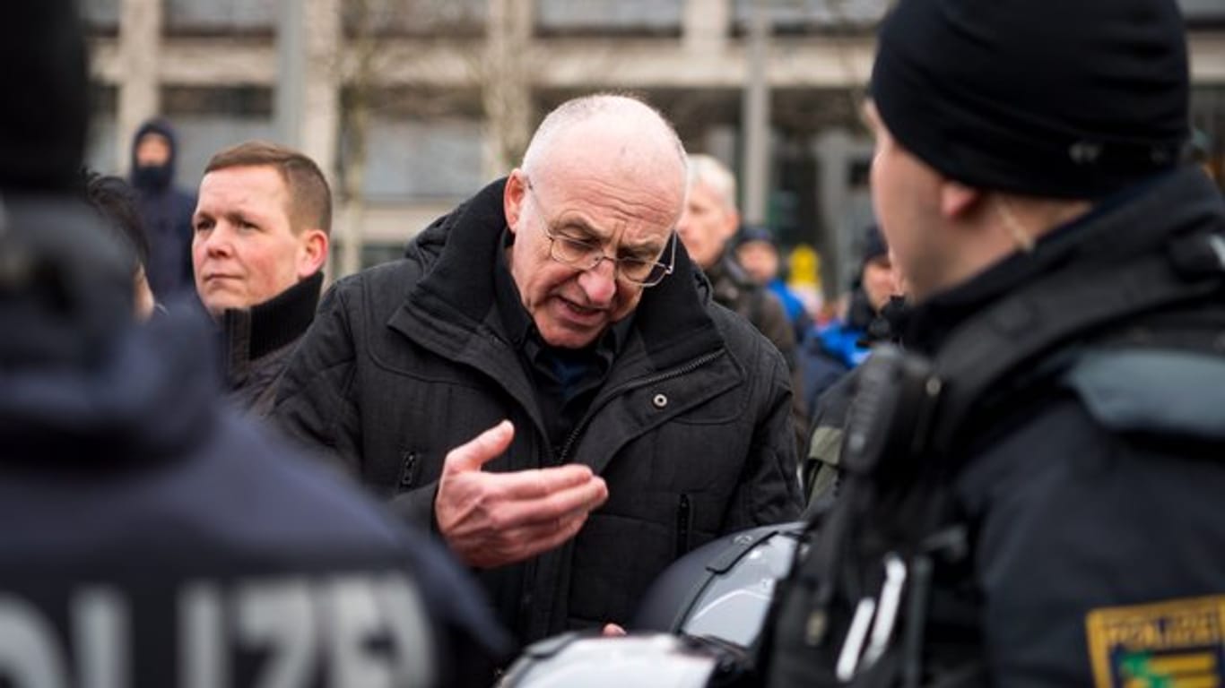 Holocaust-Leugner Gerhard Ittner diskutiert auf dem Postplatz in Dresden mit Polizisten.