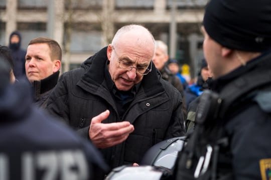 Holocaust-Leugner Gerhard Ittner diskutiert auf dem Postplatz in Dresden mit Polizisten.