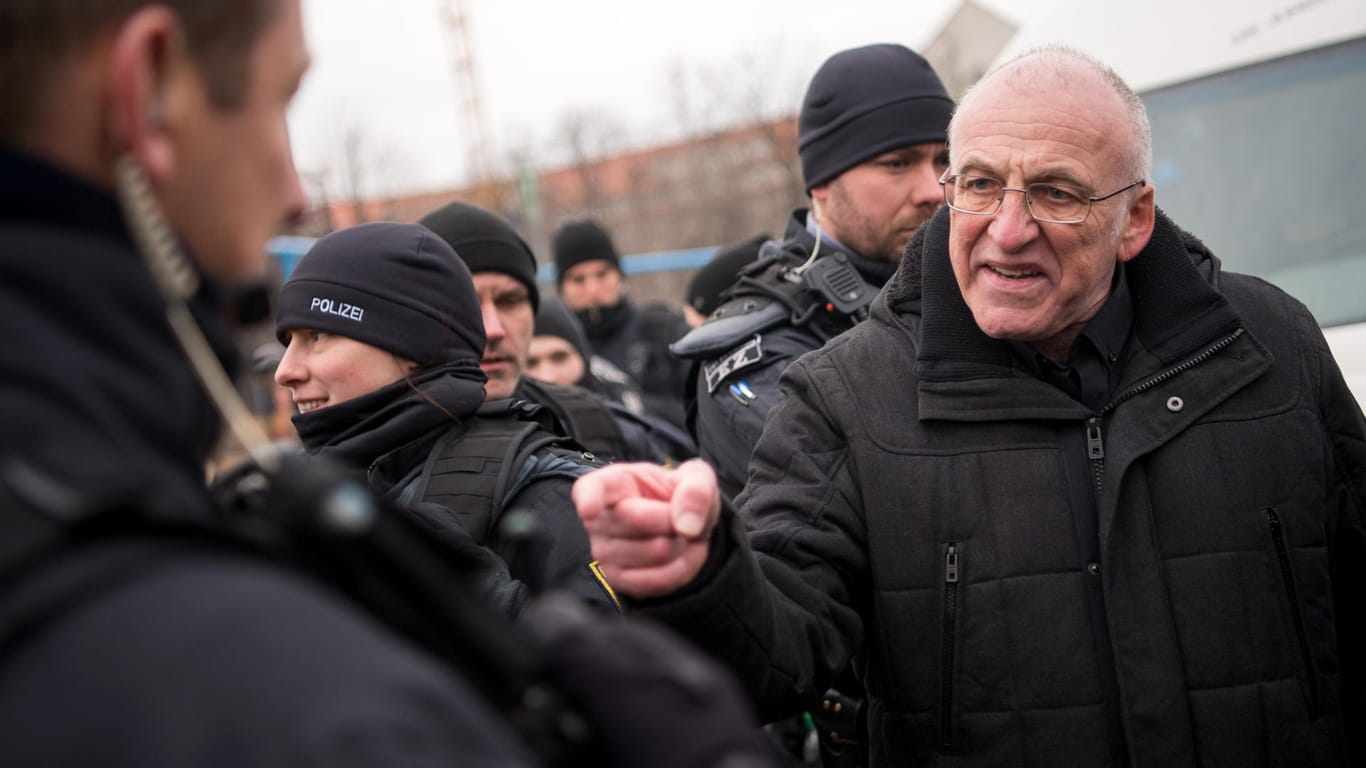 Demonstration in Dresden: Holocaust-Leugner Gerhard Ittner diskutiert mit einem Polizisten.