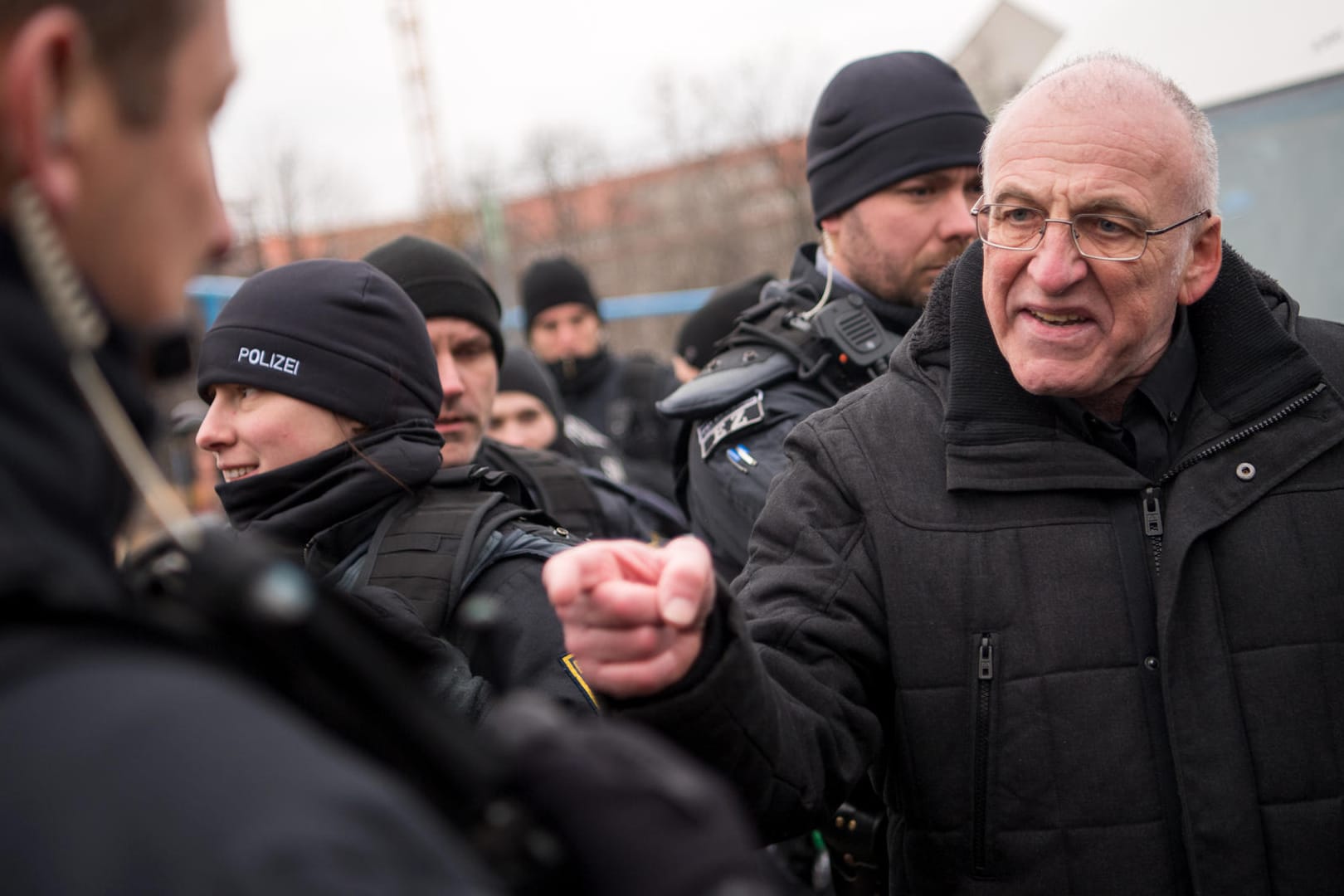 Demonstration in Dresden: Holocaust-Leugner Gerhard Ittner diskutiert mit einem Polizisten.