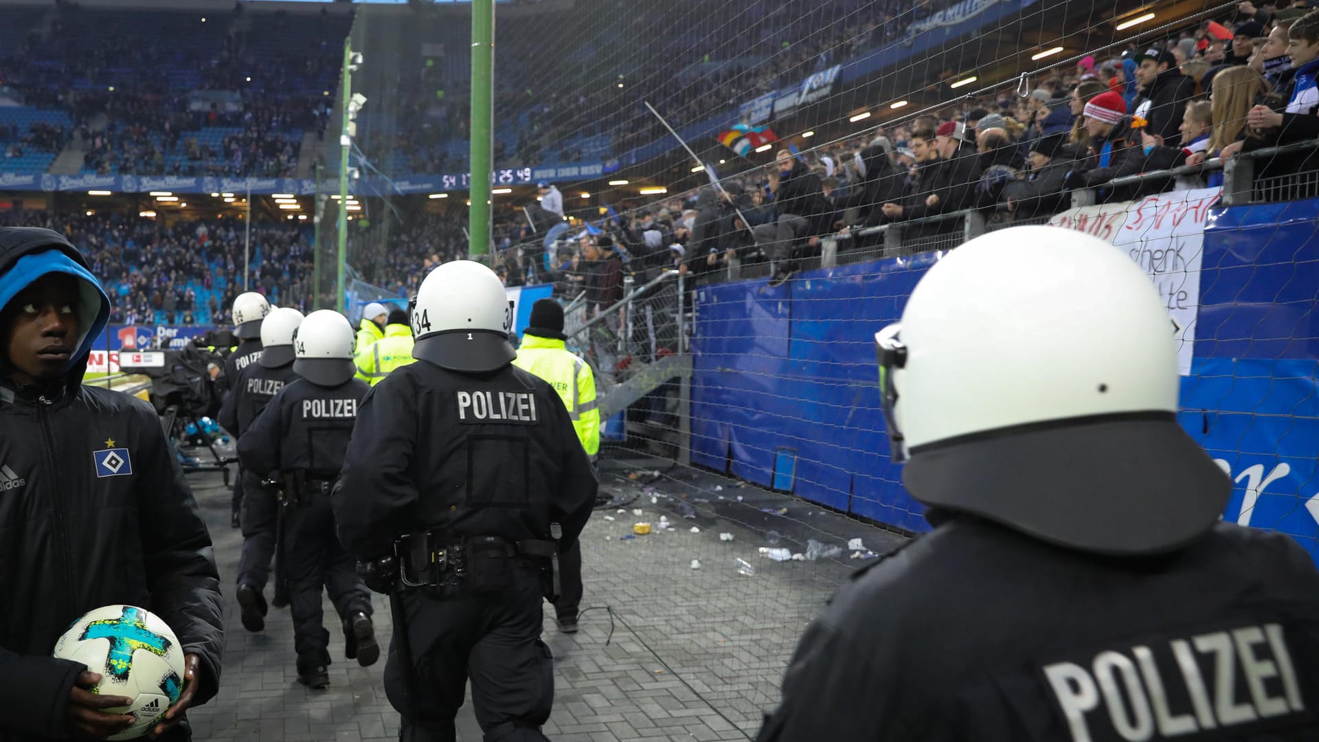 Die Polizei marschiert vor dem Hamburger Fanblock auf: Die Nerven bei Klub und Anhängern liegen blank. Die Polizei marschiert vor dem Hamburger Fanblock auf: Die Nerven bei Klub und Anhängern liegen blank.