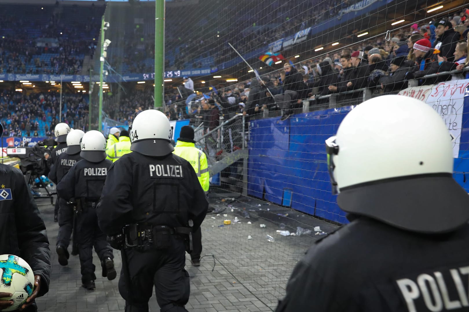 Die Polizei marschiert vor dem Hamburger Fanblock auf: Die Nerven bei Klub und Anhängern liegen blank.