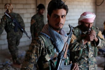 Kurdische Kämpfer in Rakka: Die YPG befreite die Stadt vom Islamischen Staat – nun wird sie von Assad gegen die Türkei unterstützt.
